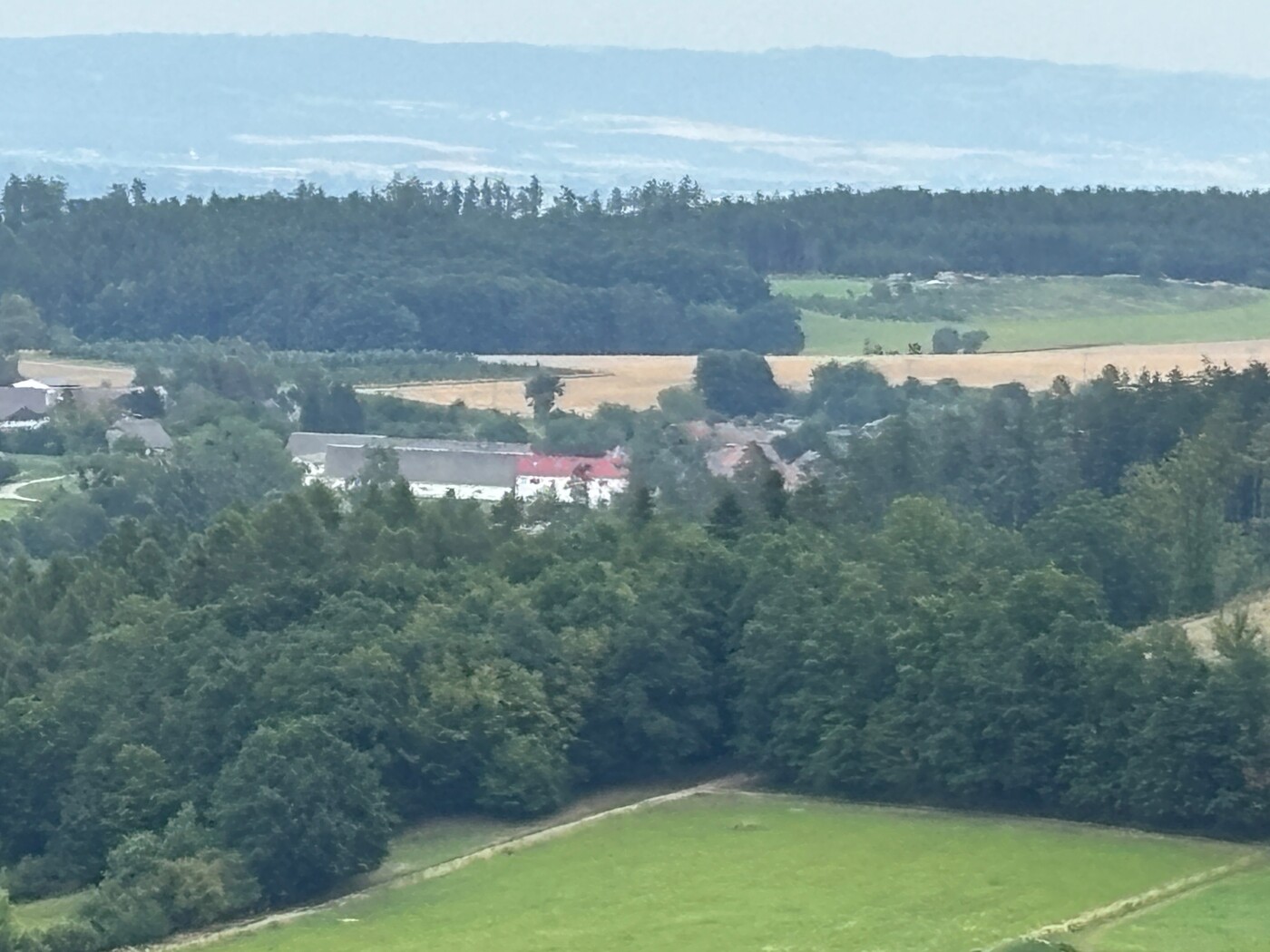 Pohled na tvrz z věže hradu Bouzova