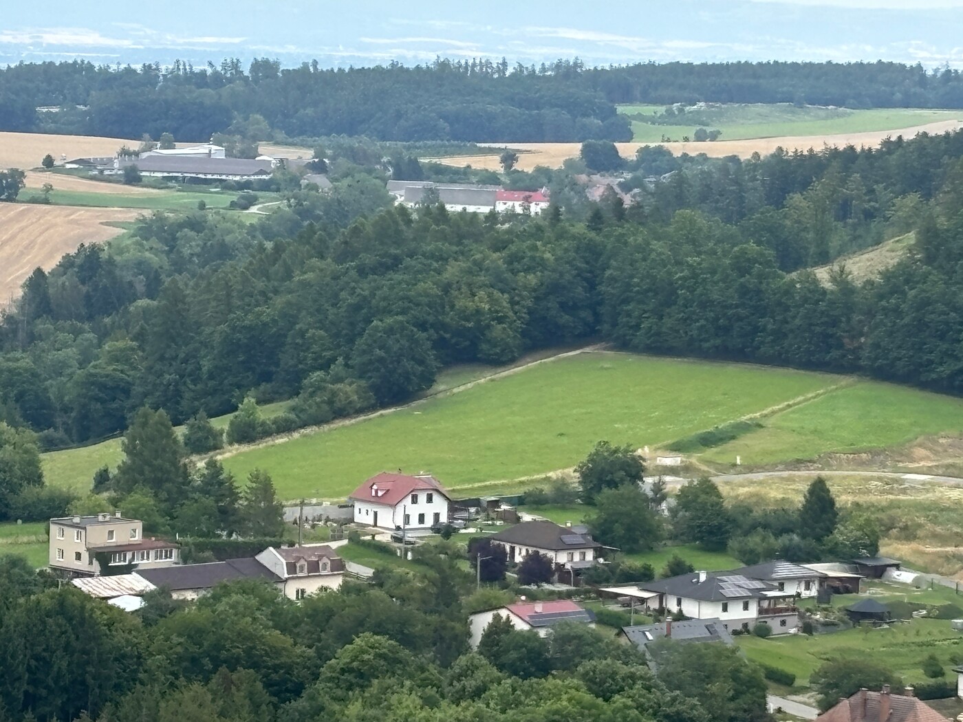Pohled na tvrz z věže hradu Bouzova